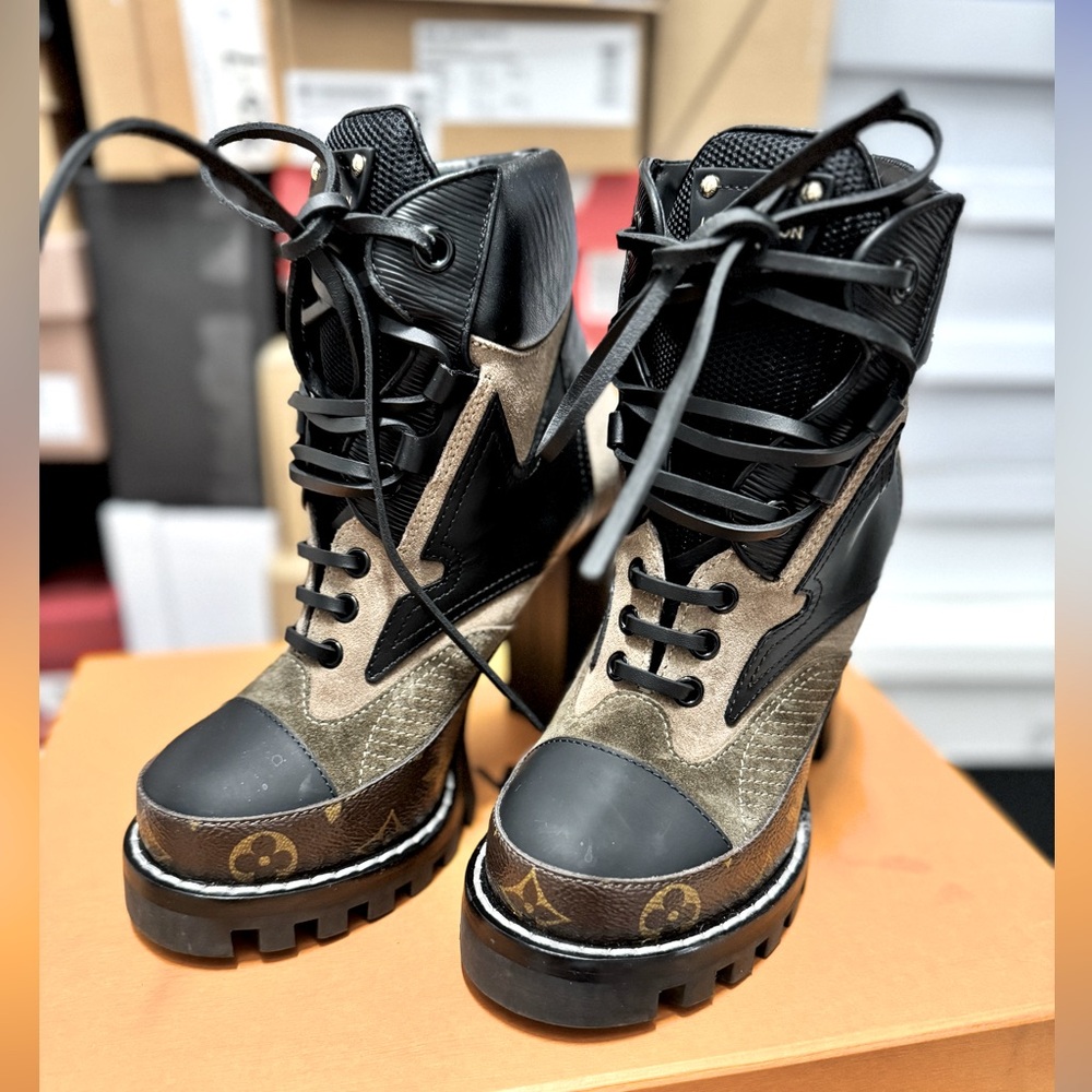 LV STAR TRAIL ANKLE BOOT LIKE NEW SIZE 36 IN ORIGINAL BOX
